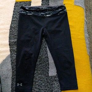 **Under Armour** Small BLACK Fitted Capri Leggings